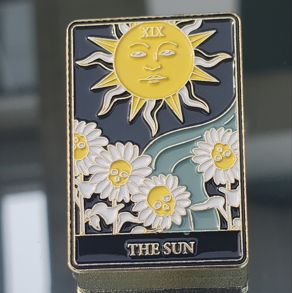 🌞🐈‍⬛THE SUN TAROT CARD PIN🌞 - Picture 3 of 4